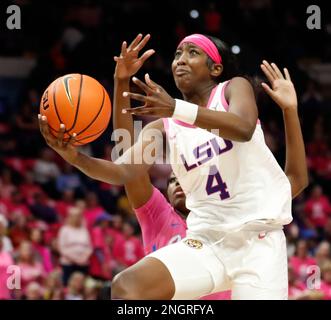 Baton Rouge, USA. 16. Februar 2023. Die LSU Lady Tigers-Wache Flau'jae Johnson (4) schießt am Donnerstag, den 16. Februar 2022, im Pete Maravich Assembly Center in Baton Rouge, Louisiana, einen Layup während eines Basketballspiels auf dem Damencollege. (Foto: Peter G. Forest/Sipa USA) Kredit: SIPA USA/Alamy Live News Stockfoto