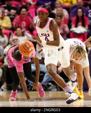 Baton Rouge, USA. 16. Februar 2023. LSU Lady Tigers Guard Flau'jae Johnson (4) bringt den Ball während eines Basketballspiels für Frauen im Pete Maravich Assembly Center in Baton Rouge, Louisiana, am Donnerstag, den 16. Februar 2022 auf den Platz. (Foto: Peter G. Forest/Sipa USA) Kredit: SIPA USA/Alamy Live News Stockfoto