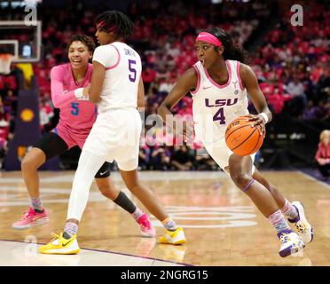 Baton Rouge, USA. 16. Februar 2023. LSU Lady Tigers Guard Flau'jae Johnson (4) steuert die Grundlinie bei einem Basketballspiel für Frauen im Pete Maravich Assembly Center in Baton Rouge, Louisiana, am Donnerstag, den 16. Februar 2022. (Foto: Peter G. Forest/Sipa USA) Kredit: SIPA USA/Alamy Live News Stockfoto