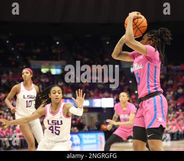 Baton Rouge, USA. 16. Februar 2023. Ole Miss Rebels Guard Angel Baker (15) schießt am Donnerstag, den 16. Februar 2022, während eines Basketballspiels im Pete Maravich Assembly Center in Baton Rouge, Louisiana, einen Springer. (Foto: Peter G. Forest/Sipa USA) Kredit: SIPA USA/Alamy Live News Stockfoto