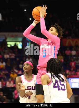 Baton Rouge, USA. 16. Februar 2023. Ole Miss Rebels Forward Snudda Collins (5) schießt am Donnerstag, den 16. Februar 2022, während eines Basketballspiels im Pete Maravich Assembly Center in Baton Rouge, Louisiana, einen Springer. (Foto: Peter G. Forest/Sipa USA) Kredit: SIPA USA/Alamy Live News Stockfoto