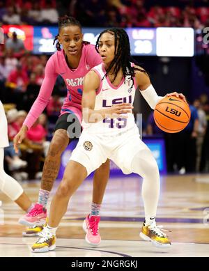 Baton Rouge, USA. 16. Februar 2023. LSU Lady Tigers bewacht Alexis Morris (45) Trie, um während eines Basketballspiels im Pete Maravich Assembly Center in Baton Rouge, Louisiana, am Donnerstag, den 16. Februar 2022 zur Farbe zu fahren. (Foto: Peter G. Forest/Sipa USA) Kredit: SIPA USA/Alamy Live News Stockfoto