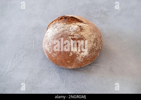 Frisch gebacken auf Betonhintergrund. Draufsicht. Speicherplatz kopieren Stockfoto