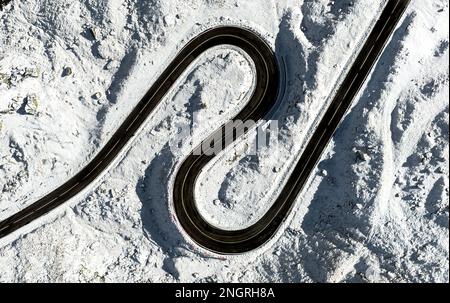 Luftaufnahme einer verdrehten Straße im Winter transfagarasan rumänien. Kurvenreiche, kurvenreiche Straße Stockfoto