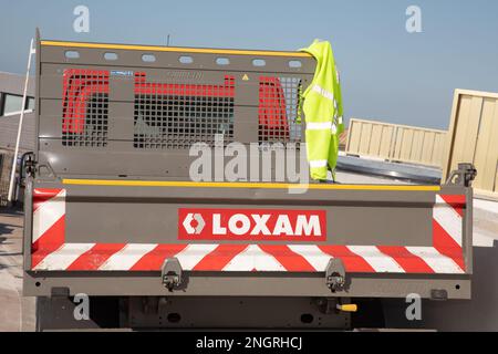 Bordeaux , Aquitaine Frankreich - 14 02 2023 : Loxam Rental Construction Muldenkipper auf der Baustelle Street rent company sign Red industry Stockfoto