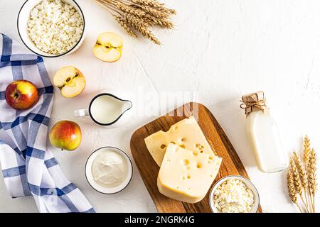 Eine wunderschöne festliche Kulisse für den jüdischen Frühlingsurlaub in Shavuot. Traditionelle Leckereien und Symbole des Urlaubs. Draufsicht. Platz für Text Stockfoto