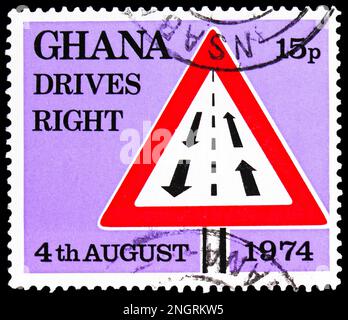 MOSKAU, RUSSLAND - 15. FEBRUAR 2023: In Ghana gedruckte Briefmarken zeigen Gegenverkehr, Verkehrsspurwechsel-Serie, ca. 1974 Stockfoto