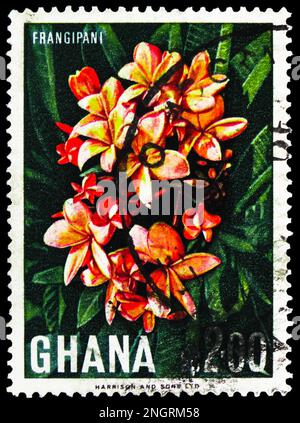 MOSKAU, RUSSLAND - 15. FEBRUAR 2023: In Ghana gedruckte Briefmarken zeigen Frangipani, Definitives-Serie, ca. 1967 Stockfoto