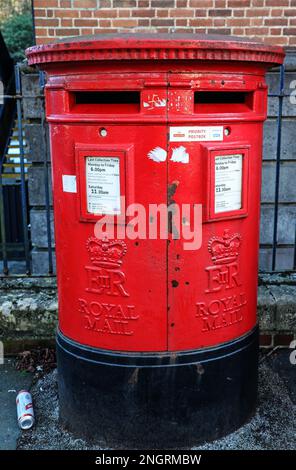 Hellrotes er-Doppelpostfach an der Central Park Avenue, PennycombeQuick Plymouth. Postfach Nummer PL4 844 Stockfoto