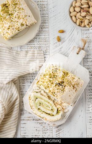 Schweizer Baiser-Brötchen aus Eiweiß und Zucker mit Pistazien, Mascarpone. Stockfoto