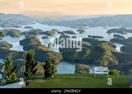 Der See TA Dung mit vielen kleinen Inseln bildet die ruhige Schönheit und rustikale Landschaft in der Hochlandprovinz Lam Dong in Vietnam Stockfoto