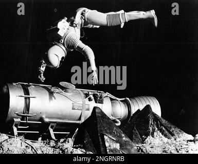 MOON ZERO TWO (1969), REGIE: ROY WARD BAKER. Kredit: HAMMER/WARNER BROTHERS/Album Stockfoto