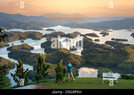 Touristen erleben die Touristengegend Ho Ta Dung, Gia Nghia Stadt, Dak Nong Provinz, Vietnam Stockfoto