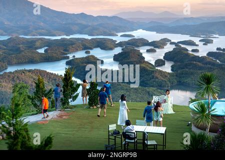 Touristen erleben die Touristengegend Ho Ta Dung, Gia Nghia Stadt, Dak Nong Provinz, Vietnam Stockfoto