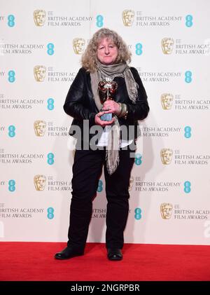 Dateifoto vom 14./02/16 von Jenny Beavan, Gewinnerin des Besten Kostümdesigns für „Mad Max: Fury Road“, Pressezentrum der EE British Academy Film Awards im Royal Opera House, Bow Street, London. Frau Beavan sagt, dass die Kommentare über ihr Outfit bei der BAFTA-Preisverleihung 2016 ihr ein „Verständnis dafür, was Filmstars durchmachen“ verliehen hätten. Die dreimalige Oscar-prämierte Kostümdesignerin sagte, die Bemerkungen des Schauspielers und Komikers Stephen Fry seien „absolut in Ordnung“ und hätten ihr nur Gutes getan. Ausgabedatum: Sonntag, 19. Februar 2023. Stockfoto