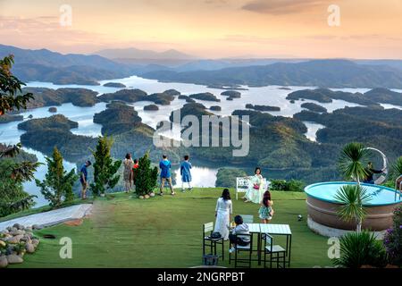 Touristen erleben die Touristengegend Ho Ta Dung, Gia Nghia Stadt, Dak Nong Provinz, Vietnam Stockfoto