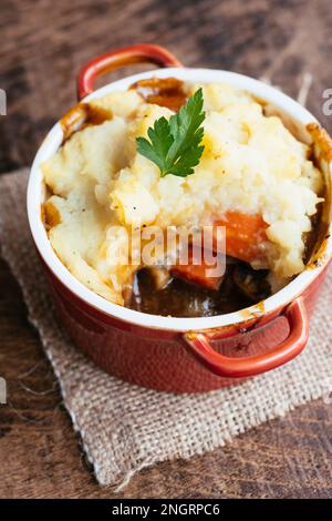 Hausgemachter veganer Shepherd's Pie mit Pilzen, Karotten, Kartoffeln, Sellerie und Zwiebeln mit pürierten Pastinaken oben. Stockfoto