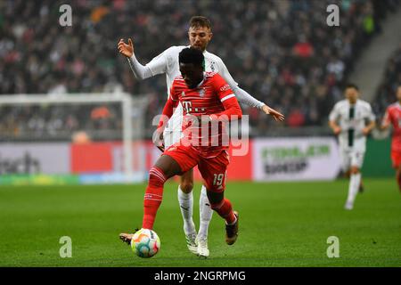 MOENCHENGLADBACH, DEUTSCHLAND - 18. FEBRUAR 2023: Alphonso Davies. Das Fußballspiel Bundesliga Borussia Mönchengladbach gegen Bayern München Stockfoto