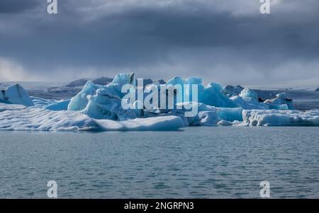 Große Eisberge in der Gletscherlagune Jokulsarlon im Vatnajokull-Nationalpark, Island Stockfoto