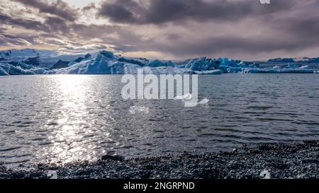 Sonnenuntergang über der Gletscherlagune Jokulsarlon im Vatnajokull-Nationalpark, Island Stockfoto