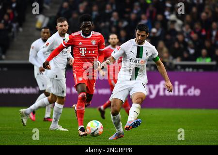 MOENCHENGLADBACH, DEUTSCHLAND - 18. FEBRUAR 2023: Lars Stindl (Kapitän) vs Alphonso Davies. Das Fußballspiel Bundesliga Borussia Mönchengladbach gegen Stockfoto