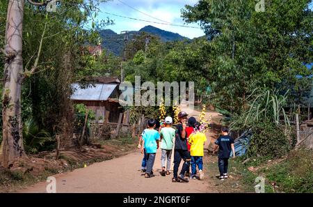 Kinder ethnischer Minderheiten kommen zusammen, um Spaß am MondNeujahrstag im Bezirk Tumor, Provinz Kon TUM, Vietnam zu haben Stockfoto