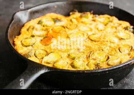 Hausgemachte vegane Rosenkohl-Frittata mit Kichererbsenmehl. Stockfoto