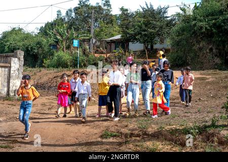 Kinder ethnischer Minderheiten kommen zusammen, um Spaß am MondNeujahrstag im Bezirk Tumor, Provinz Kon TUM, Vietnam zu haben Stockfoto