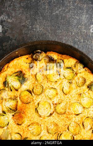 Hausgemachte vegane Rosenkohl-Frittata mit Kichererbsenmehl. Stockfoto