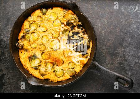 Hausgemachte vegane Rosenkohl-Frittata mit Kichererbsenmehl. Stockfoto