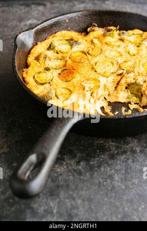 Hausgemachte vegane Rosenkohl-Frittata mit Kichererbsenmehl. Stockfoto