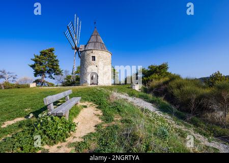 Montfuron Windmill (Moulin Saint-Elzear de Montfuron) in Provence, Alpes-de-Haute-Provence, Frankreich Stockfoto