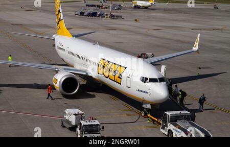 Buzz Airlines Boeing 737-8200 Gamechanger oder 737 max 8 Bodenabfertigung am John Paul II Kraków Balice International Airport in Krakau, Polen. Stockfoto