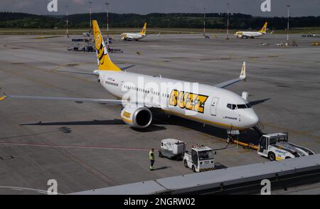 Buzz Airlines Boeing 737-8200 Gamechanger oder 737 max 8 Bodenabfertigung am John Paul II Kraków Balice International Airport in Krakau, Polen. Stockfoto