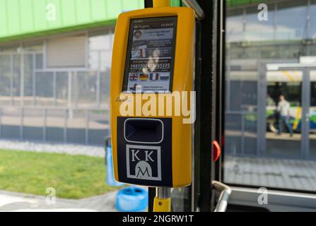 MPK Kraków Validierungsgerät. KKM Krakowska Karta Miejska Krakau City Card Logo. Validator für öffentliche Verkehrsmittel, Bus- und Straßenbahntickets in Krakau, Polen. Stockfoto