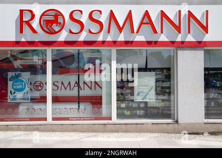 Rossmann Store mit Firmenlogo, Parfümerie- und Apothekenkette in Polen. Stockfoto