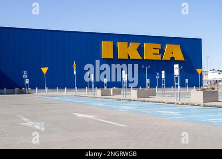 IKEA Store Kraków. Wohneinrichtung Einzelhandel. Außenansicht mit Markenlogo, schwedisches multinationales Firmenlogo in Krakau, Polen. Stockfoto