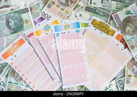 Lottoscheine und polnisches Geld, Zloty-PLN-Banknoten. Leere Blätter mit Lotto-, Eurojackpot-, Mini-, Multi-, Keno-Spielen. Totalizator Sportowy. Stockfoto