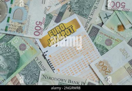 Eurojackpot-Lotterieticket und polnisches złoty-Geld, Zloty-PLN-Banknoten. Gutschein für Lotto von Totalizator Sportowy. Stockfoto