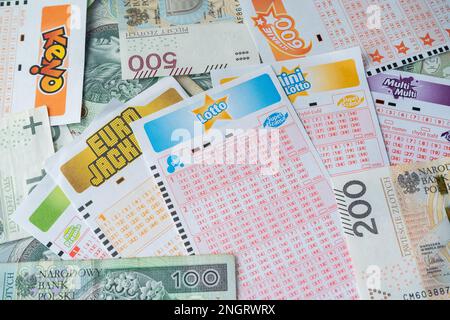 Lottoscheine und polnisches Geld, Zloty-PLN-Banknoten. Leere Blätter mit Lotto-, Eurojackpot-, Mini-, Multi-, Keno-Spielen. Totalizator Sportowy. Stockfoto