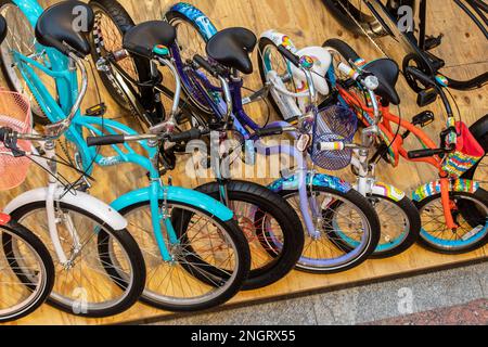 Draufsicht auf eine große Auswahl an Fahrrädern für verschiedene Altersgruppen auf der Gasse des KAUGUMMI-Einkaufszentrums in Moskau, Russland Stockfoto