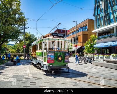 31. Dezember 2022: Christchurch, Neuseeland - Eine alte Straßenbahn fährt an der Terrace vorbei, einem neuen Flussufer. Stockfoto