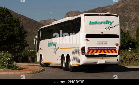 Ashton, Western Carpe, Südafrika. 2023. Fernbus, der am Abholort abfährt. Stockfoto