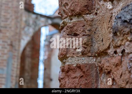 Schließen Sie zu den roten Backsteinruinen der Kathedrale von Tartu Stockfoto