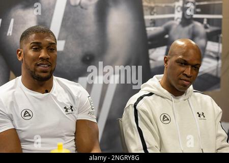 Boxer Anthony Joshua mit Trainer Derrick James, auf einer Pressekonferenz in West London, vor seinem Kampf gegen Jermaine Franklin. Stockfoto