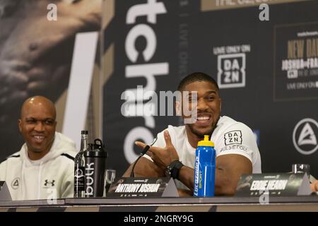 Boxer Anthony Joshua mit Trainer Derrick James, auf einer Pressekonferenz in West London, vor seinem Kampf gegen Jermaine Franklin. Stockfoto