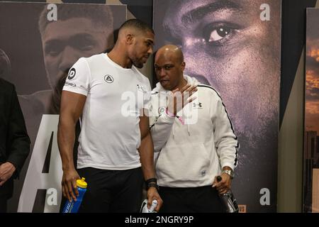 Boxer Anthony Joshua mit Trainer Derrick James, auf einer Pressekonferenz in West London, vor seinem Kampf gegen Jermaine Franklin. Stockfoto