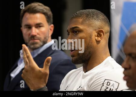 Boxer Anthony Joshua mit Promoter Eddie Hearn (links) bei einer Pressekonferenz in West London, vor seinem Kampf gegen Jermaine Franklin. Stockfoto