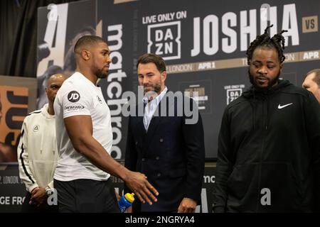 Boxer Anthony Joshua mit Promoter Eddie Hearn (links) bei einer Pressekonferenz in West London, vor seinem Kampf gegen Jermaine Franklin. Stockfoto