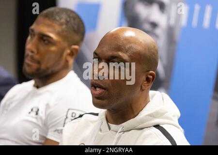 FOTO: JEFF GILBERT, 09. Februar 2023, Isleworth, London, UK Boxer Anthony Joshua mit Trainer (rechts) Derrick James, auf einer Pressekonferenz in West London, Stockfoto